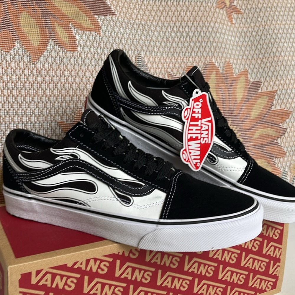 Vans Men’s Old Skool (Flame) Black/White
VN0A38G1K68
Sneakers - Picture 9 of 16